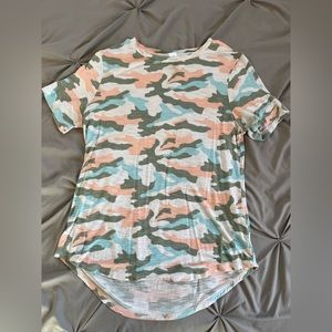 Medium, women’s, Old Navy T-shirt.